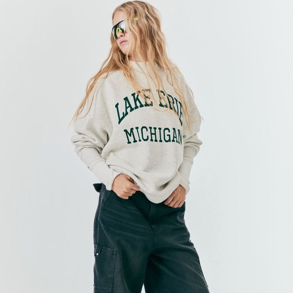 Oversized Sweatshirt - Picture 6 of 8